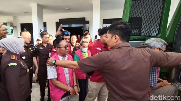 Kejari Lombok Tengah menahan empat tersangka korupsi pengadaan truk jungkit (dump truck) dan arm roll di Dinas Lingkungan Hidup (DLH) Lombok Tengah tahun 2021, Rabu (3/6/2026).