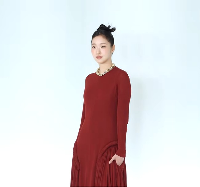 Penampilannya banjir pujian dari netizen. Sebagian besar mengagumi pesona natural sang aktris, yang merupakan representasi kecantikan wanita Korea. “The original face of korean woman,” tulis salah satu fans di kolom komentar Instagram. Foto: Tangkapan layar YouTube/iMBC