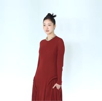 Penampilannya banjir pujian dari netizen. Sebagian besar mengagumi pesona natural sang aktris, yang merupakan representasi kecantikan wanita Korea. “The original face of korean woman,” tulis salah satu fans di kolom komentar Instagram. Foto: Tangkapan layar YouTube/iMBC