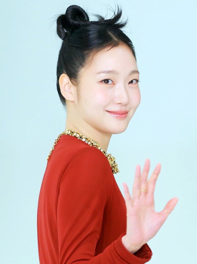 Wajah cantiknya juga dirias makeup minimalis. Kim Go Eun memulas bibirnya dengan lip gloss yang memberi efek segar, sementara pipinya diberi semburat tipis blush peach. Foto: Instagram/@ggonekim