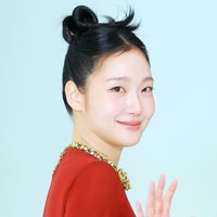 Wajah cantiknya juga dirias makeup minimalis. Kim Go Eun memulas bibirnya dengan lip gloss yang memberi efek segar, sementara pipinya diberi semburat tipis blush peach. Foto: Instagram/@ggonekim