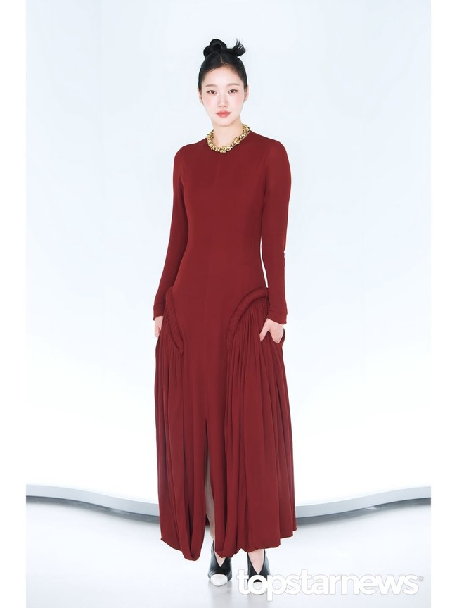 Untuk acara tersebut, Kim Go Eun mengenakan long dress warna merah marun dengan detail drapery di sisi kanan dan kiri. Aktris 34 tahun tampil simple dengan aksesori minimalis, menenteng clutch berwarna senada dan kalung emas sebagai pelengkap gaya. Foto: Instagram/@ggonekim