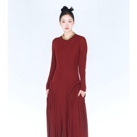 Untuk acara tersebut, Kim Go Eun mengenakan long dress warna merah marun dengan detail drapery di sisi kanan dan kiri. Aktris 34 tahun tampil simple dengan aksesori minimalis, menenteng clutch berwarna senada dan kalung emas sebagai pelengkap gaya. Foto: Instagram/@ggonekim