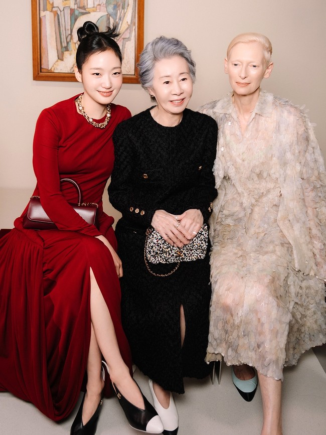 Kim Go Eun menghadiri Chanel 2026 Métiers dArt Collection yang digelar di Seoul, Korea Selatan, belum lama ini. Ia tampil bersama sejumlah brand ambassador lainnya seperti Jennie Kim, Tilda Swinton dan Marion Cotillard. Foto: Instagram/@ggonekim