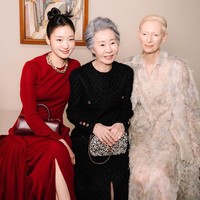 Kim Go Eun menghadiri Chanel 2026 Métiers dArt Collection yang digelar di Seoul, Korea Selatan, belum lama ini. Ia tampil bersama sejumlah brand ambassador lainnya seperti Jennie Kim, Tilda Swinton dan Marion Cotillard. Foto: Instagram/@ggonekim