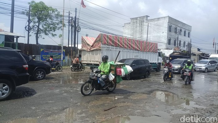 Jalan Veteran Rusak Parah, Warga Ungkap Sudah Banyak Korban