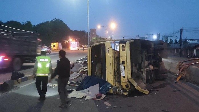 Kondisi truk terbalik di Fly Over Amplas Medan.