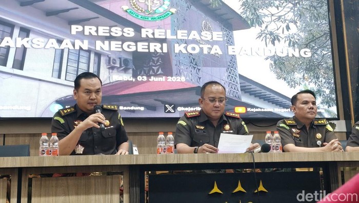 Konferensi pers Kejari Kota Bandung soal penghentian kasus korupsi Wakil Wali Kota Bandung Erwin.