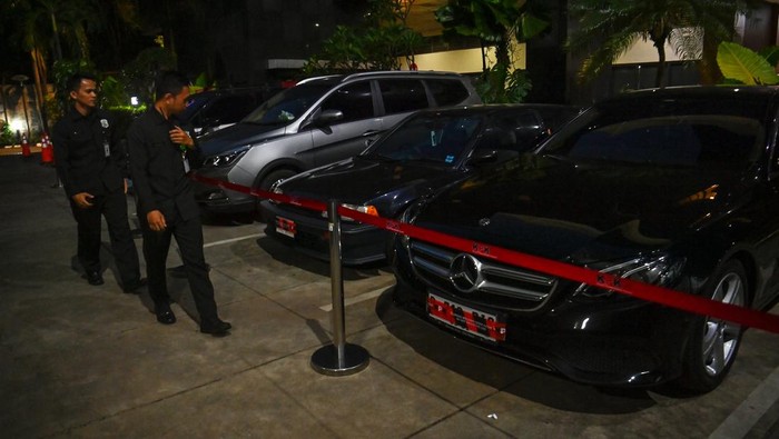 Petugas melihat kendaraan barang bukti kasus OTT di lingkungan Direktorat Jenderal Imigrasi saat tiba di Gedung Merah Putih KPK, Jakarta, Rabu (3/6/2026). KPK menyita 33 kendaraan yang terdiri dari tujuh mobil, 15 motor dan 11 sepeda terkait operasi tangkap tangan (OTT) di lingkungan Direktorat Jenderal Imigrasi yang menjerat sejumlah aparatur sipil negara Kementerian Imigrasi dan Pemasyarakatan, termasuk Kepala Kantor Imigrasi Kelas I Non-TPI Jakarta Barat Ronald Arman Abdullah. ANTARA FOTO/Indrianto Eko Suwarso/bar