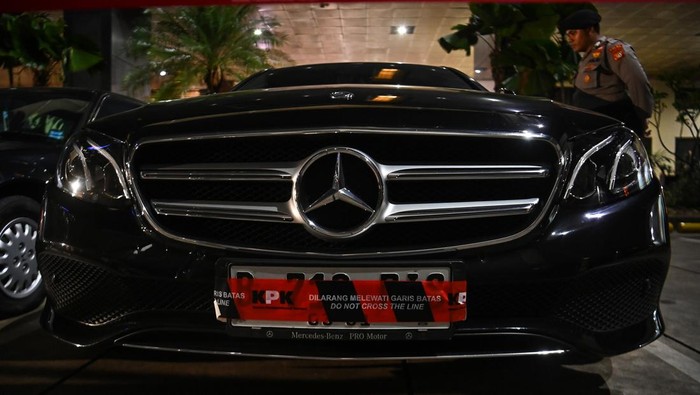 Petugas melihat kendaraan barang bukti kasus OTT di lingkungan Direktorat Jenderal Imigrasi saat tiba di Gedung Merah Putih KPK, Jakarta, Rabu (3/6/2026). KPK menyita 33 kendaraan yang terdiri dari tujuh mobil, 15 motor dan 11 sepeda terkait operasi tangkap tangan (OTT) di lingkungan Direktorat Jenderal Imigrasi yang menjerat sejumlah aparatur sipil negara Kementerian Imigrasi dan Pemasyarakatan, termasuk Kepala Kantor Imigrasi Kelas I Non-TPI Jakarta Barat Ronald Arman Abdullah. ANTARA FOTO/Indrianto Eko Suwarso/bar