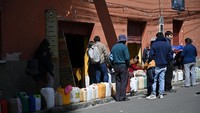 Kelangkaan pasokan akibat blokade anti-pemerintah membuat warga menunggu berjam-jam untuk mendapatkan bahan bakar. Foto: REUTERS/Claudia Morales  