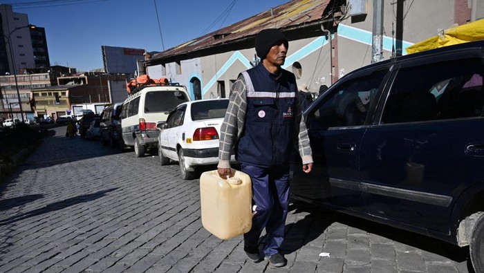 People wait in line to buy gasoline amid fuel and food shortages caused by blockades and protests calling for the resignation of Bolivia's President Rodrigo Paz, as the country's crisis worsens, in La Paz, Bolivia, May 29, 2026. REUTERS/Claudia Morales