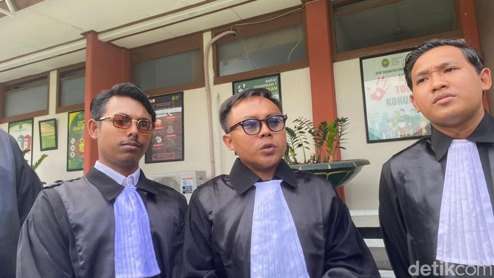 Kuasa hukum Suyitno, Ainul Yakin, bersama tim