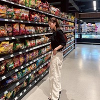 Selama kunjungannya, Kwon Eunbi juga mampir ke supermarket untuk jajan snack Indonesia. Momennya ‘melokal’ auto bikin fans heboh. Foto: dok. Instagram @silver_rain.__
