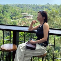 Terungkap Kwon Eunbi baru membagikan fotonya setelah pulang dari Bali. Ia datang untuk syuting program Eider Chalet bersama YouTuber Pani Bottle alias Park Jae Han, yang populer membuat konten traveling hemat ala backpacker. Foto: dok. Instagram @silver_rain.__
