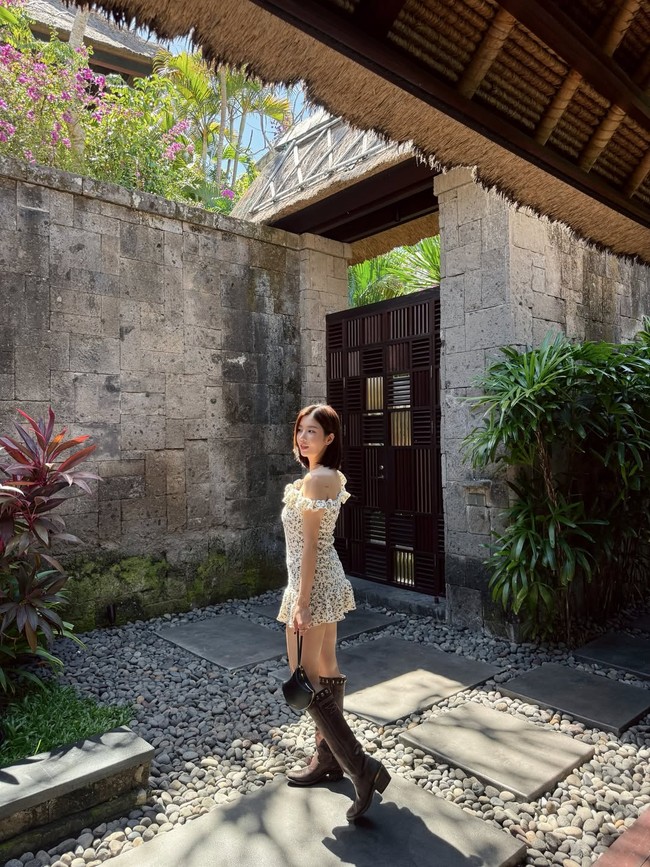 Atasan tersebut dipadukan dengan sepatu boots panjang berwarna coklat. Kwon Eunbi tetap terlihat chic selama liburannya. Ia memamerkan sejumlah sudut aesthetic di Bulgari Resort Hotel. Foto: dok. Instagram @silver_rain.__