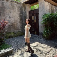 Atasan tersebut dipadukan dengan sepatu boots panjang berwarna coklat. Kwon Eunbi tetap terlihat chic selama liburannya. Ia memamerkan sejumlah sudut aesthetic di Bulgari Resort Hotel. Foto: dok. Instagram @silver_rain.__
