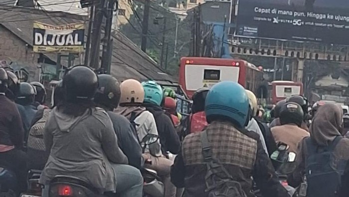 Lalin Jl Juanda, Ciputat, Tangsel macet imbas bus TransJ mogok, Rabu (3/6/2026).