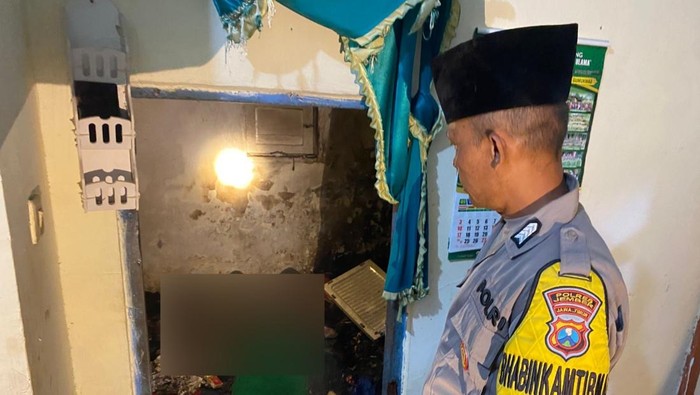 Petugas di lokasi kamar korban yang terbakar di Dusun Krajan, Desa Jombang, Kecamatan Jombang, Jember.