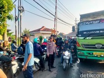 Macet Horor hingga 2 Km di Perlintasan KA Cerme Gresik, Ini Penyebabnya
