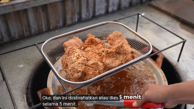 Mantan Manajer KFC Mantan manajer KFC banting stir jualan ayam goreng kaki lima di Pontianak.