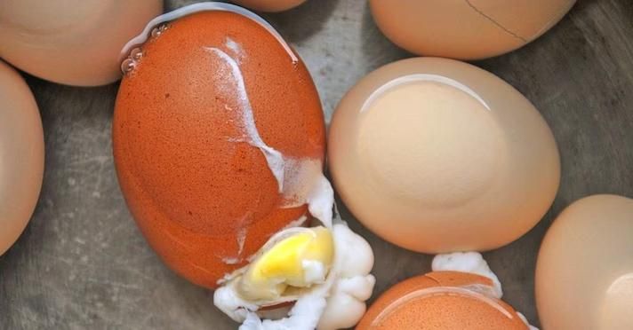 Masih Nekat Makan Telur Retak? Ini Risiko yang Perlu Diwaspadai