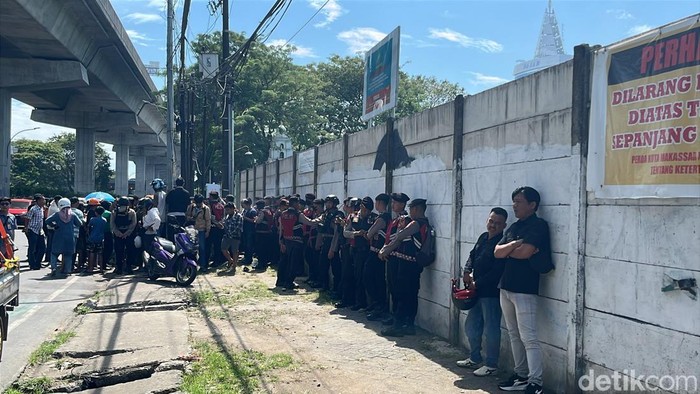 Massa menggelar aksi demonstrasi di kawasan ruko yang telah dieksekusi PN Makassar di Jalan AP Pettarani.