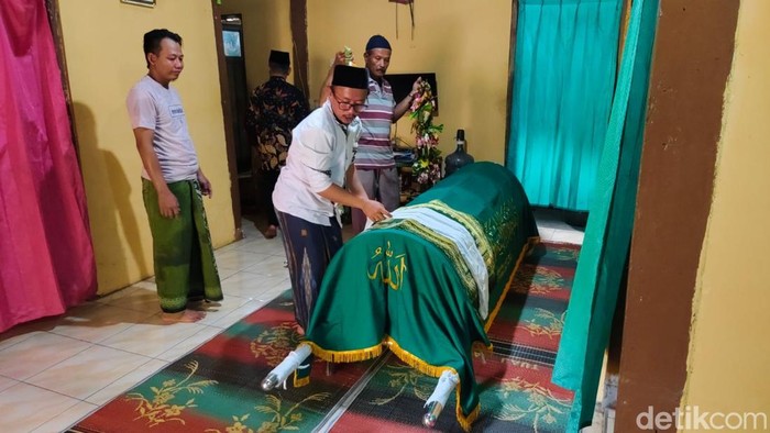 Slamet Suradio (87), masinis kereta api (KA) dalam tragedi Bintaro, berpulang dini hari tadi.