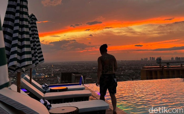 Menikmati Sunset dan City Light Surabaya dari 28th Sky Beach Club The Trans Luxury Hotel