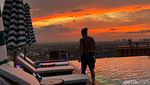 Potret Sunset dan City Light Surabaya dari 28th Sky Beach Club The Trans Luxury Hotel