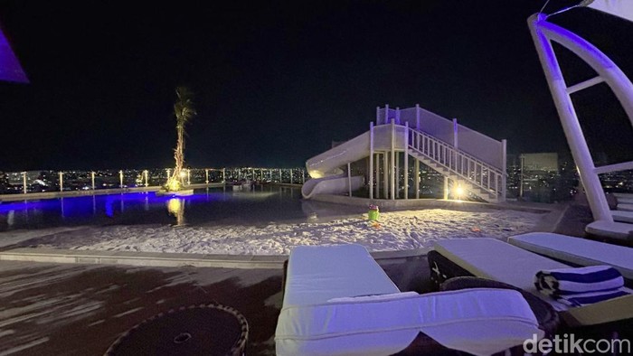 Menikmati Sunset dan City Light Surabaya dari 28th Sky Beach Club The Trans Luxury Hotel