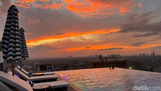 Staycation di Surabaya Sambil Santai di Beach Club Viral, Cuma Rp 1,1 Jutaan