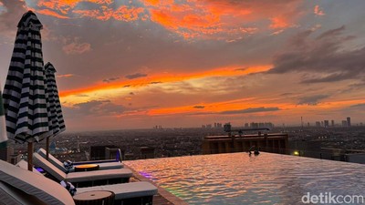 Potret Sunset dan City Light Surabaya dari 28th Sky Beach Club The Trans Luxury Hotel