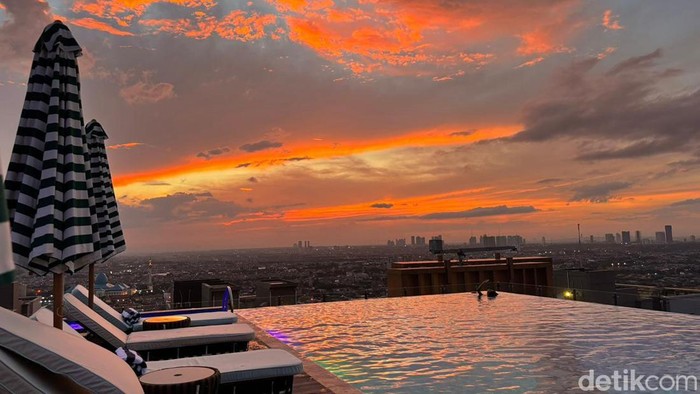 Menikmati Sunset dan City Light Surabaya dari 28th Sky Beach Club The Trans Luxury Hotel