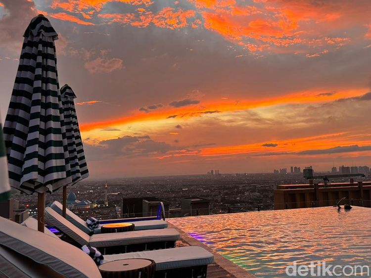 Potret Sunset dan City Light Surabaya dari 28th Sky Beach Club The Trans Luxury Hotel