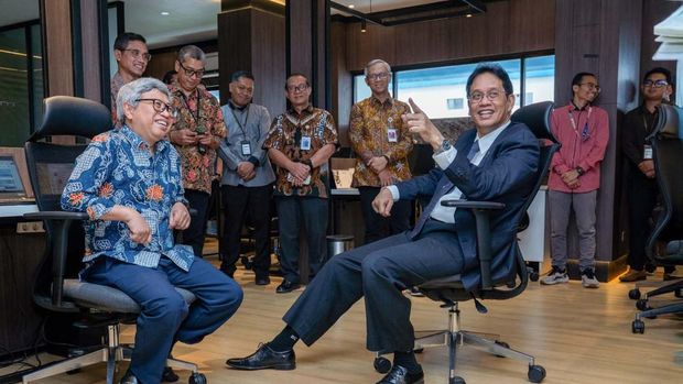 Menteri Keuangan, Purbaya Yudhi Sadewa, mengunjungi Kantor Pusat Direktorat Jenderal Perbendaharaan (DJPb). Didampingi Direktur Jenderal Perbendaharaan, Astera Primanto Bhakti, Menkeu memantau langsung proses pengelolaan kas negara, Selasa (2/6/2026). (Kemenkeu)