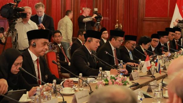 Menteri Koordinator Bidang Infrastruktur dan Pembangunan Kewilayahan Agus Harimurti Yudhoyono (Menko AHY) memimpin Konsultasi Bilateral Indonesia-Rusia di bagian kemaritiman berbareng Penasihat Presiden Federasi Rusia sekaligus Ketua Dewan Maritim Federasi Rusia Nikolai Patrushev di Moskow, Senin (1/6/2026). (Dok. Kemenko Infrastruktur dan Pembangunan Kewilayahan)