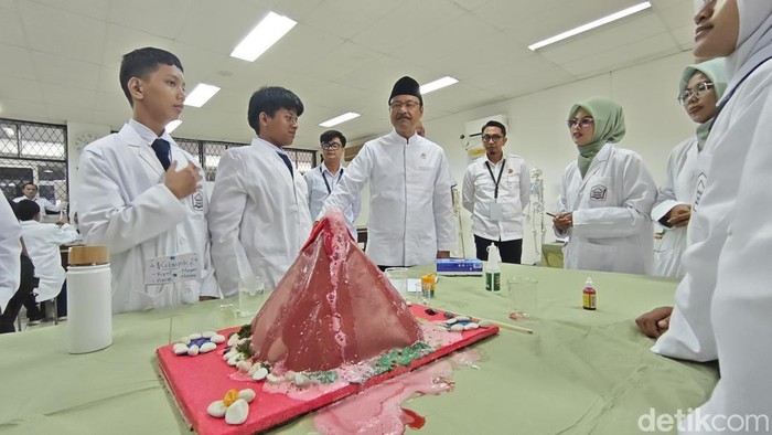 Menteri Sosial Saifullah Yusuf atau Gus Ipul saat mengunjungi Sekolah Rakyat Merah Putih (SRMP) 10 di Cibinong, Bogor