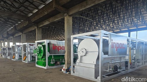 Mesin pengolah sampah pirolisis dari PT Inpac Solutions Indo di TOSS Center Karangdadi, Desa Kusamba, Kecamatan Dawan, Klungkung, Bali. (Fatih Kudus Jaelani/detikBali).