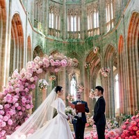 Ming Xi memilih gaun dramatis tapi tetap elegan keluaran Dior. Busana tersebut didesain oleh tim Haute Couture Dior. Foto: Dok. Weibo Vogue