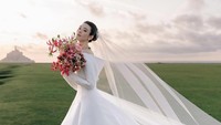 Potret Gaun Pengantin Menantu Raja Judi, Viral Disebut Lebih Indah dari Film