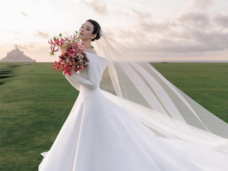 Potret Gaun Pengantin Menantu Raja Judi, Viral Disebut Lebih Indah dari Film
