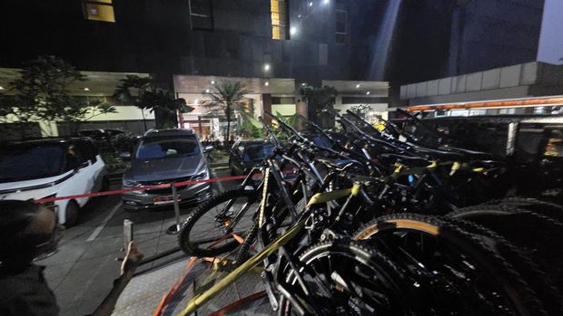 KPK membawa sejumlah barang bukti hasil sitaan OTT pejabat Kantor Imigrasi Jakarta Barat. Mobil mewah hingga motor trail diangkut ke gedung Merah Putih KPK, Kuningan, Jakarta Selatan, Rabu (3/6/2026).