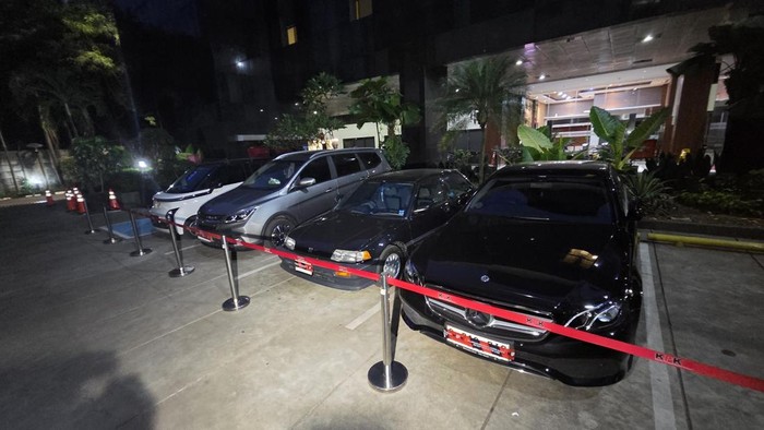 KPK membawa sejumlah barang bukti hasil sitaan OTT pejabat Kantor Imigrasi Jakarta Barat. Mobil mewah hingga motor trail diangkut ke gedung Merah Putih KPK, Kuningan, Jakarta Selatan, Rabu (3/6/2026).