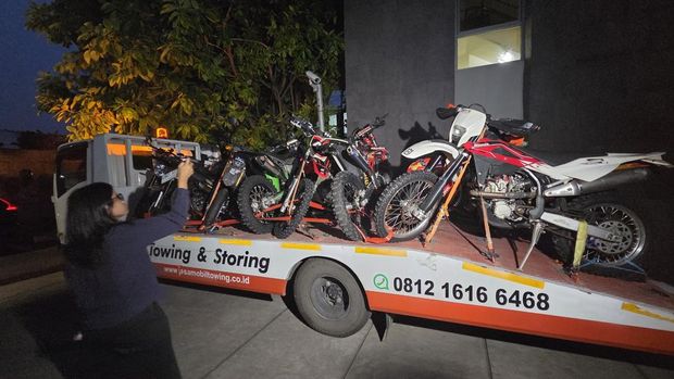 KPK membawa sejumlah barang bukti hasil sitaan OTT pejabat Kantor Imigrasi Jakarta Barat. Mobil mewah hingga motor trail diangkut ke gedung Merah Putih KPK, Kuningan, Jakarta Selatan, Rabu (3/6/2026).