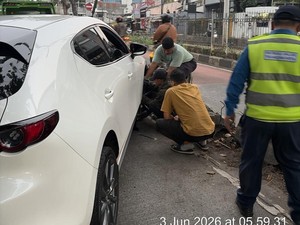 Mobil Tabrak Separator Jalan di Kebayoran Lama Jaksel, Lalin Macet