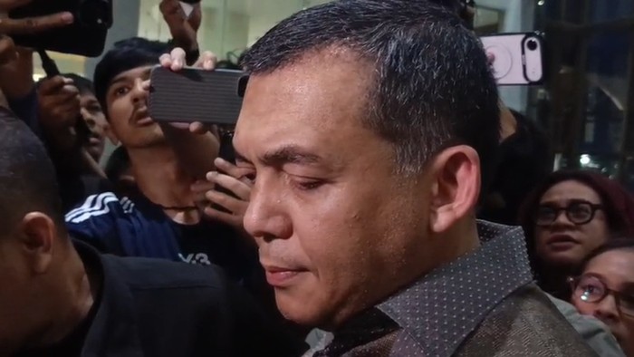 Wamen Imipas Silmy Karim menyerahkan diri ke KPK usai namanya tersangkut OTT di Kantor Imigrasi Jakarta Barat. Silmy menyerahkan diri ke KPK usai dicari-cari penyidik KPK agar kooperatif, (3/6/2026).
