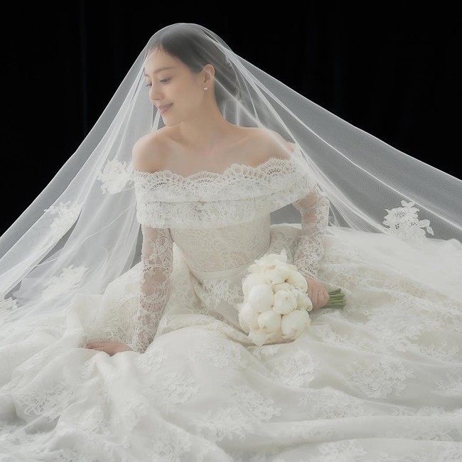 Moon Chae Won Rilis Foto Jelang Pernikahan