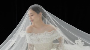 Dalam studio berlatar hitam, Moon Chae Won tampak glowing dengan gaun pengantin putih berpayet. Tudung transparan menutupi tubuhnya, ngasih efek anggun luar biasa. (Foto: dok. Instagram @moonchaewon_official)
