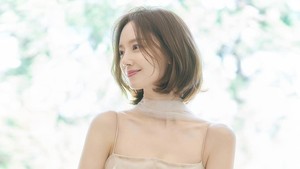 Moon Chae Won juga mengunggah foto mengenakan gaun berwarna krem dengan motif floral, sambil bawa buket bunga. (Foto: dok. Instagram @moonchaewon_official)
